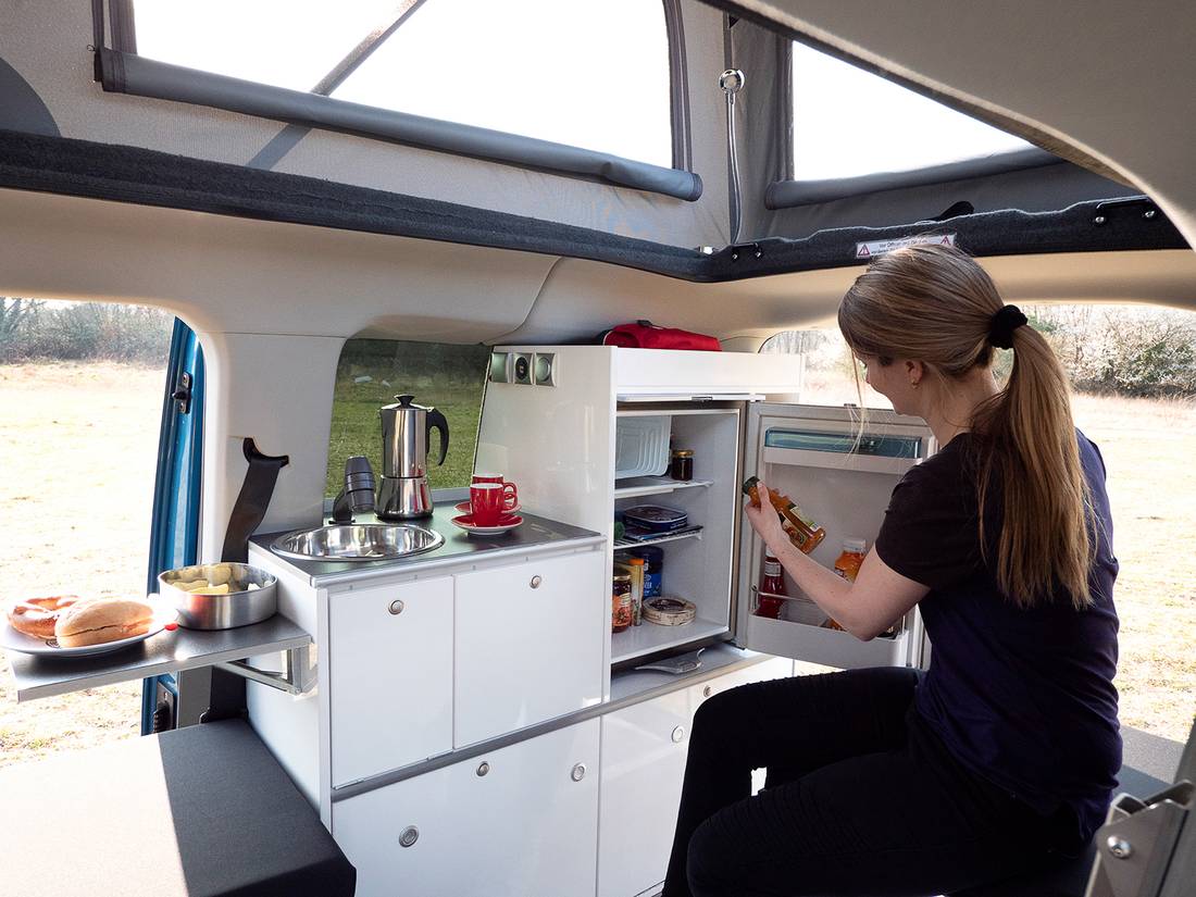 Le bloc cuisine du Camp 2, plaque sortie et meuble ouvert