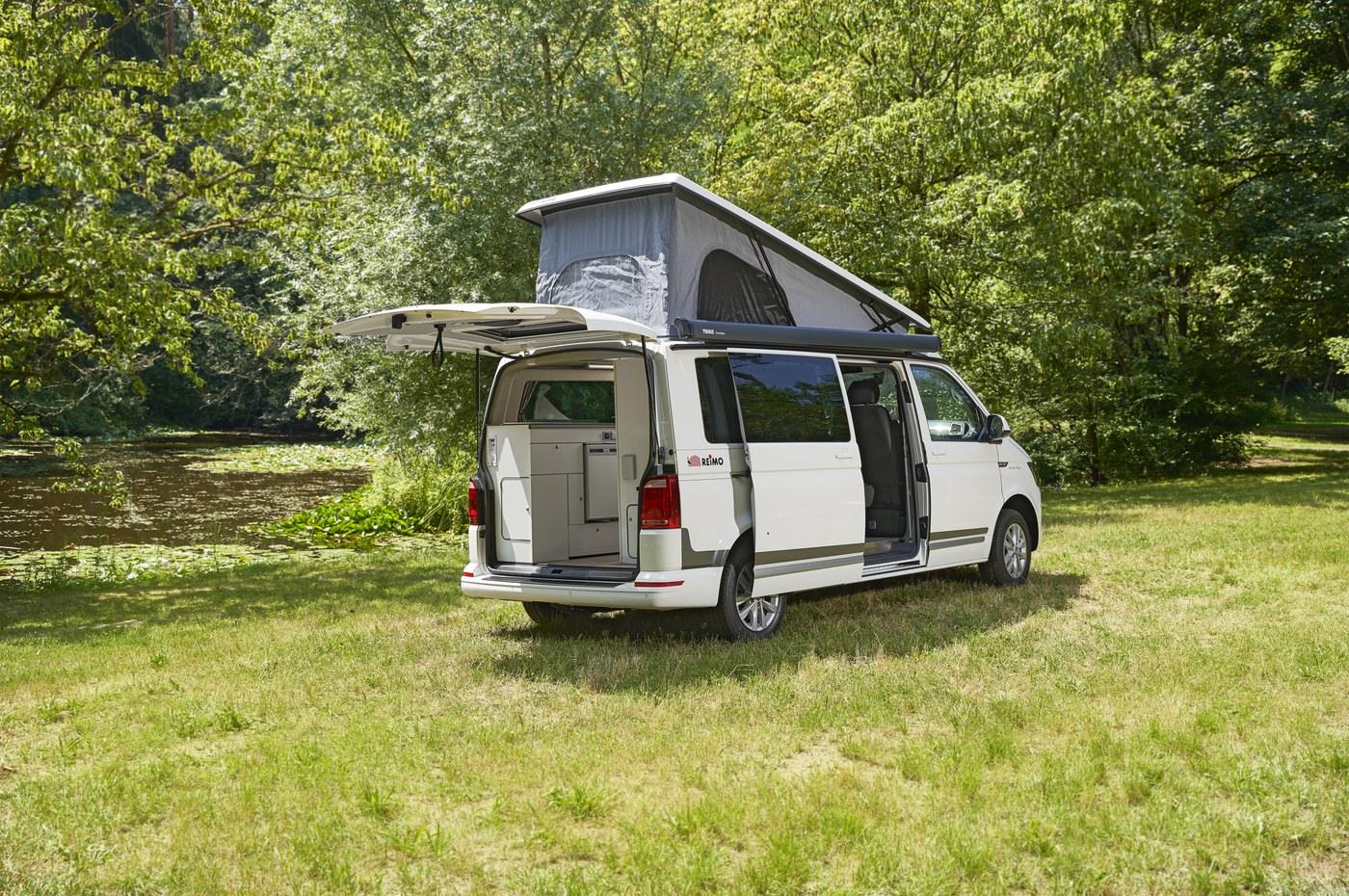 Van avec toit relevable REIMO ouvert, posé dans une prairie
