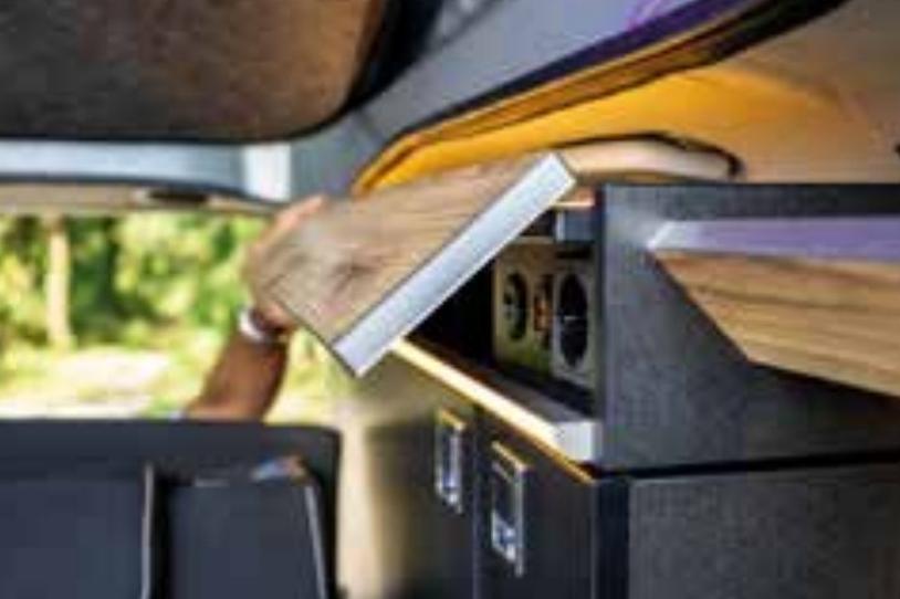 Plan de travail de la cuisine d&eacute;pli&eacute; vers la porte lat&eacute;rale