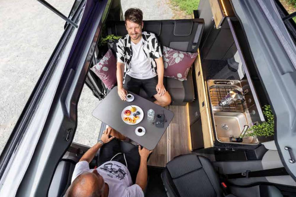 Vue de dessus de la table int&eacute;rieure du Triostyle au petit-d&eacute;jeuner