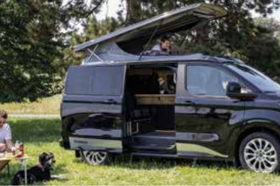 Le Triostyle install&eacute; dans une prairie, toit relevable ouvert