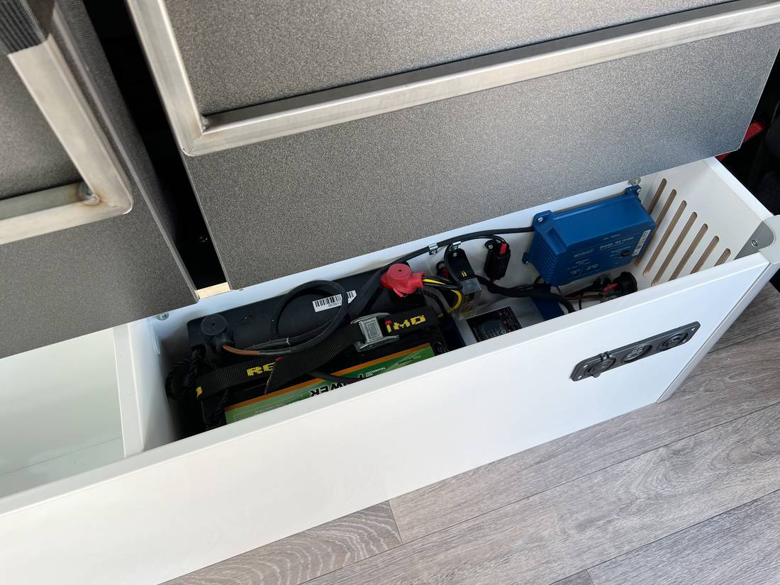 Le compartiment technique du Camp 2 ouvert, batterie et câblage visibles