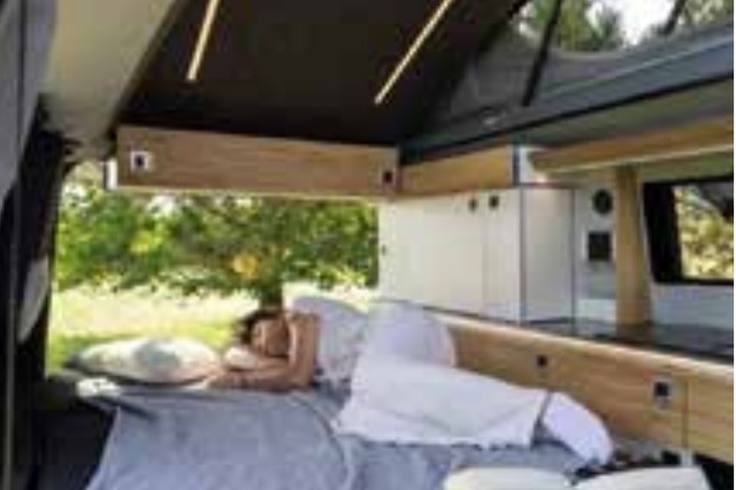 Couchage sous le toit relevable, porte lat&eacute;rale ouverte sur la nature